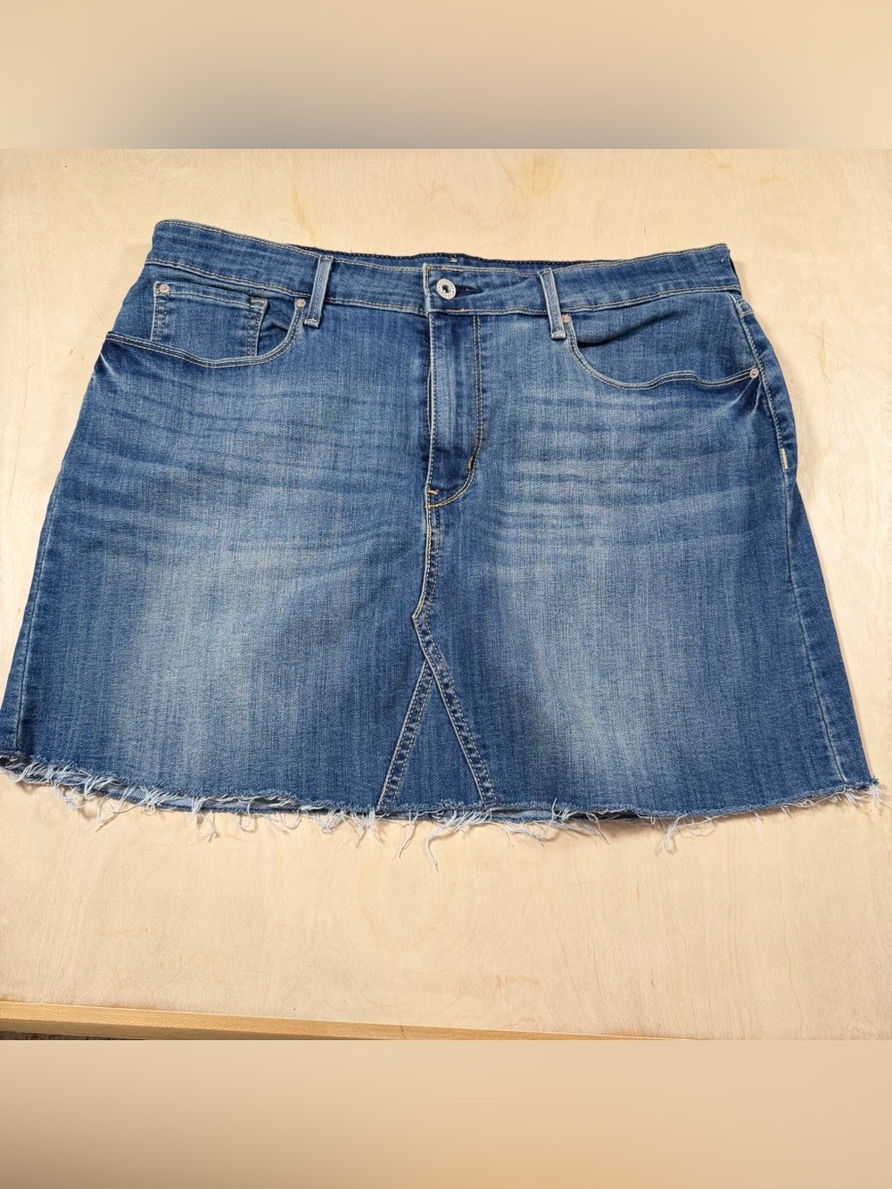 Women’s Levi’s High Rise Denim Skirt Medium Wash Size 16 Waist 33